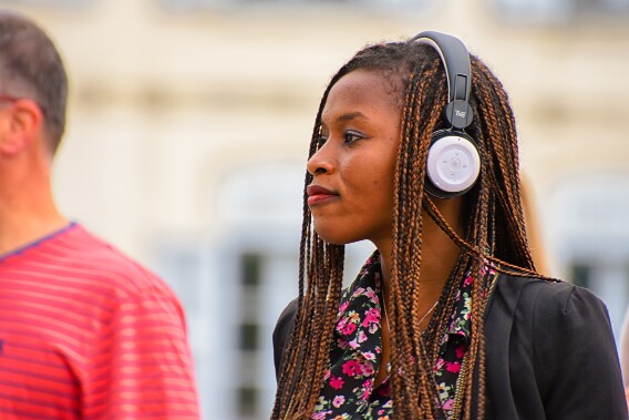 Frau mit Kopfhörern null